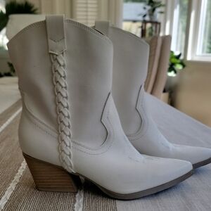 DV by Dolce Vita KOOLSON White Heeled Boots with Chunky Heel Size 8.5